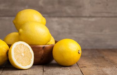 Ilustrasi lemon. Fungsi lemon terbukti baik untuk kesehatan. Tapi, minum lemon untuk asam lambung boleh atau tidak? Simak penjelasan berikut...