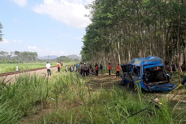 Proses olah TKP kecelakaan kereta api Probowangi vs Minibus di Lumajang, Senin (20/11/2023).