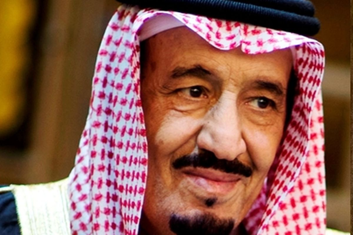 Raja Salman. Pemerintah Arab Saudi menetapkan Idul Fitri 2025 jatuh pada Minggu (30/3/2025) ini. Dalam pesan yang disampaikan pada Sabtu malam, Raja Salman mengungkapkan rasa syukur kepada Allah atas berbagai berkah yang diberikan kepada Kerajaan Arab Saudi, terutama kehormatan untuk melayani Dua Masjid Suci dan memfasilitasi ibadah bagi jutaan jemaah dengan aman dan tenang.
