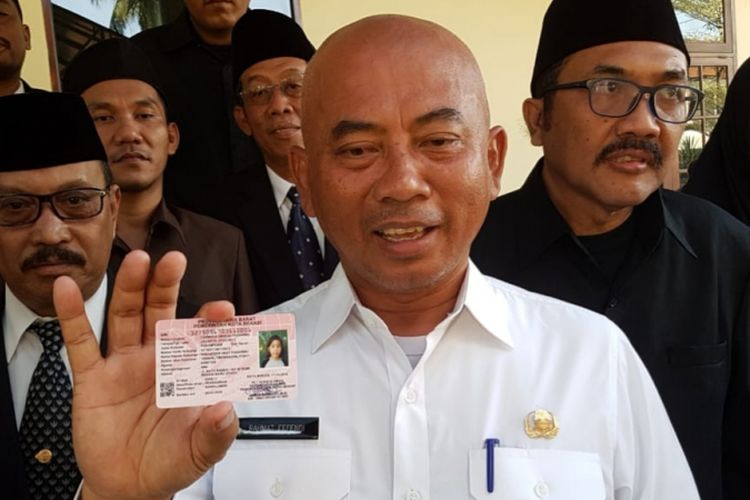 Wali Kota Bekasi menunjukkan contoh Kartu Identitas Anak (KIA) yang pelayanan pembuatannya baru diluncurkan hari ini Senin, (17/12/2018).