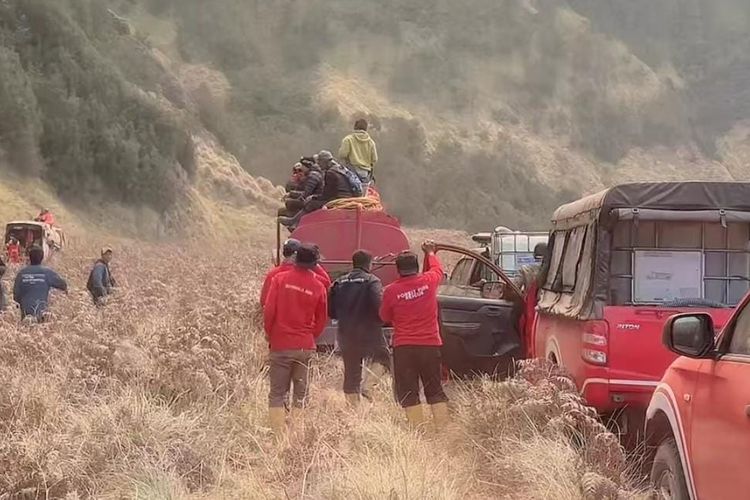 Cegah Kebakaran Bromo Meluas, Damkar Dikerahkan ke Area Savana
