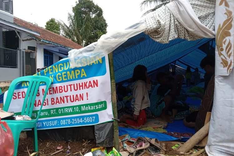 Sejumlah anak-anak di Kampung Warungbatu, Kecamatan CIanjur, Kabupaten Cianjur, Jawa Barat, mengungsi di tenda darurat pascagempa mengguncang wilayah Cianjur dan sekitarnya.