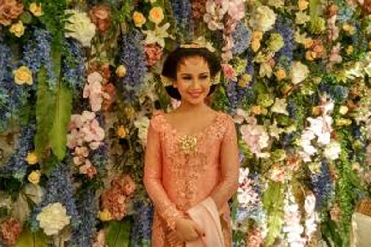 Chacha Frederica diabadikan usai melangsungkan serangkaian prosesi adat di Hotel Fairmont, Senayan, Jakarta Pusat, Sabtu (22/8/2015). Prosesi ini dilakukan Chacha jelang pernikahannya dengan Dico Ganinduto yang akan berlangsung di tempat yang sama, Minggu (23/8/2015).