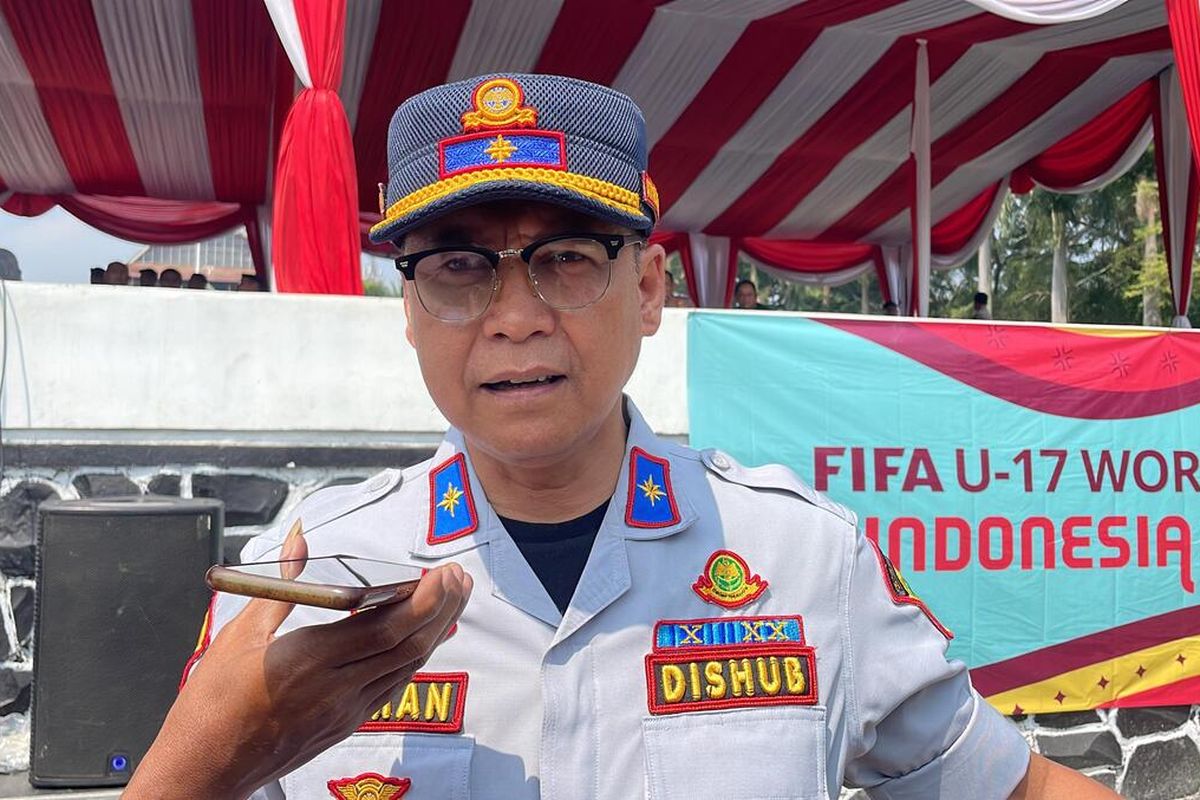 Kepala Dinas Perhubungan (Dishub) Kabupaten Bandung, Hilman Kadar saat dimintai keterangan oleh awak media terkait arus lalu lintas jelang pertandingan perdana Piala Dunia U-17 di Stadion Si Jalak Harupat (SJH) pada Sabtu (11/11/2023)