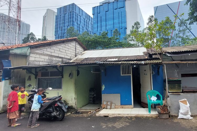 Rumah Santi (40) warga Kebon Jeruk akan direnovasi gratis oleh Pemkot Jakarta Barat, pada Jumat (25/11/2022). 