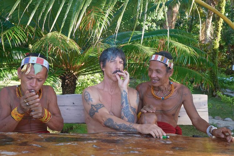 Kiedis menikmati tarian khas Mentawai saat berlibur disana