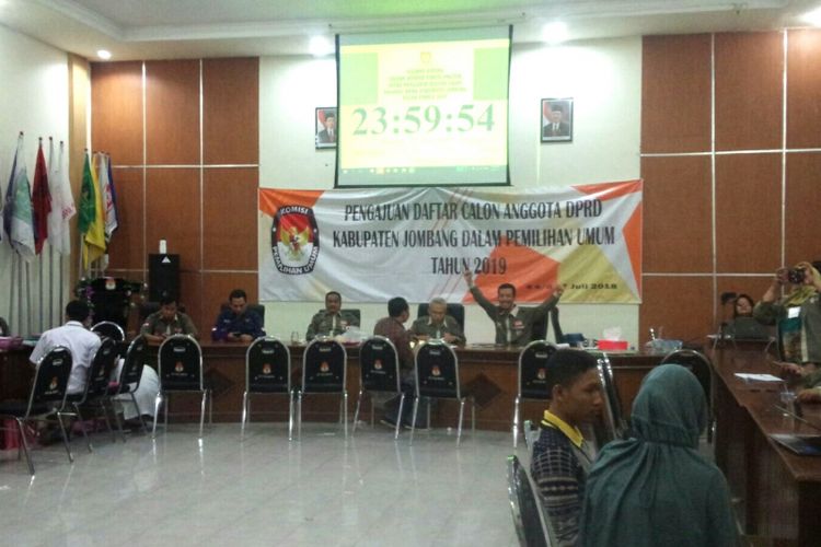 Suasana di KPU Jombang pada detik detik menjelang penutupan pendaftaran bakal calon anggota legislatif (bacaleg), Selasa (17/7/2018) menjelang dini hari. 