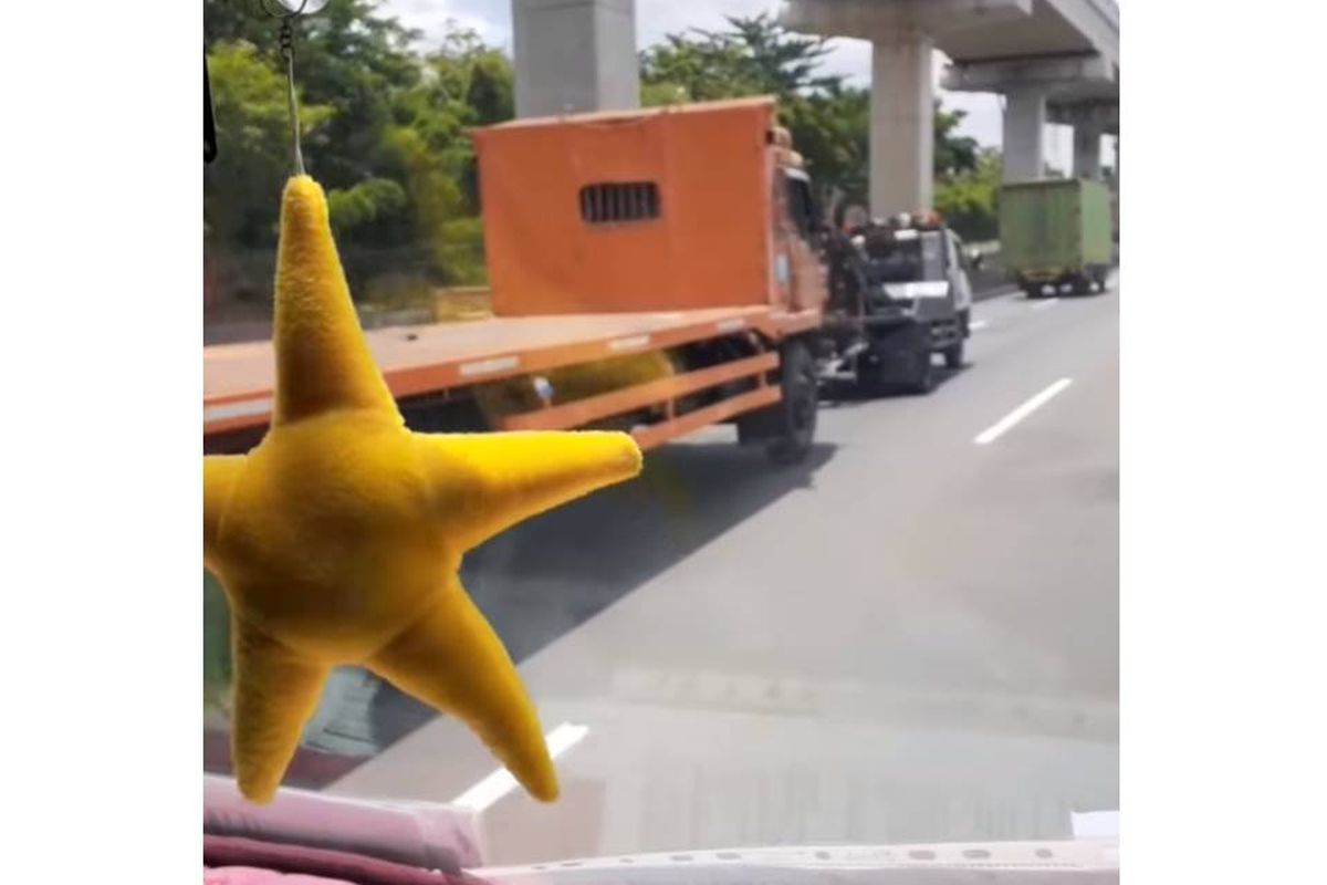 Tangkapan layar video viral disertai dengan narasi derek liar di Tol Jatiwaringin merajalela disebut meminta upah Rp 1,5 juta per mobil yang diderek.