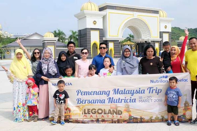 Para pemenang program belanja berhadiah utama trip ke Legoland Malaysia beserta perwakilan dari Nutricia Sarihusada berfoto bersama.