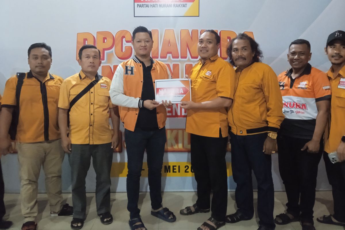 Aria Tri Putra Tya menyerahkan berkas pendaftaran Bacawabup Nganjuk di DPC Partai Hanura Kabupaten Nganjuk, Jumat (24/5/2024).