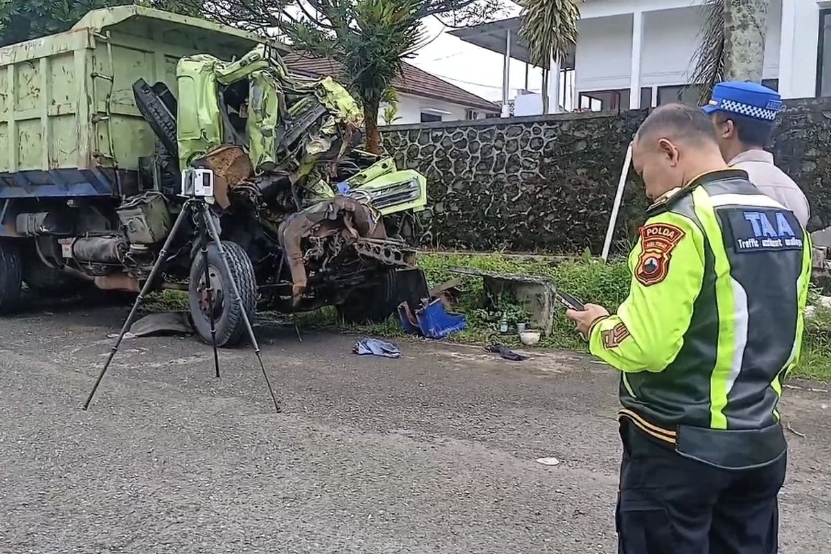 Polisi melakukan olah TKP lakalantas verubtunbdi Kabupaten Wonosobo 