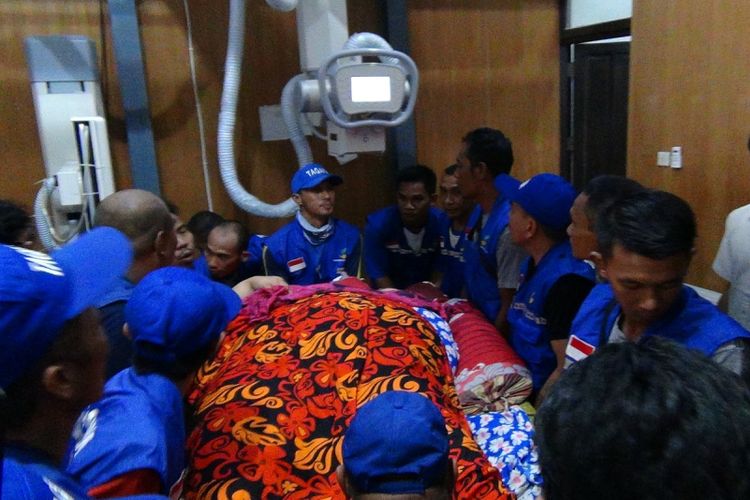 Titin diangkat oleh 20 orang tim sukarelawan untuk jalani pemeriksaan