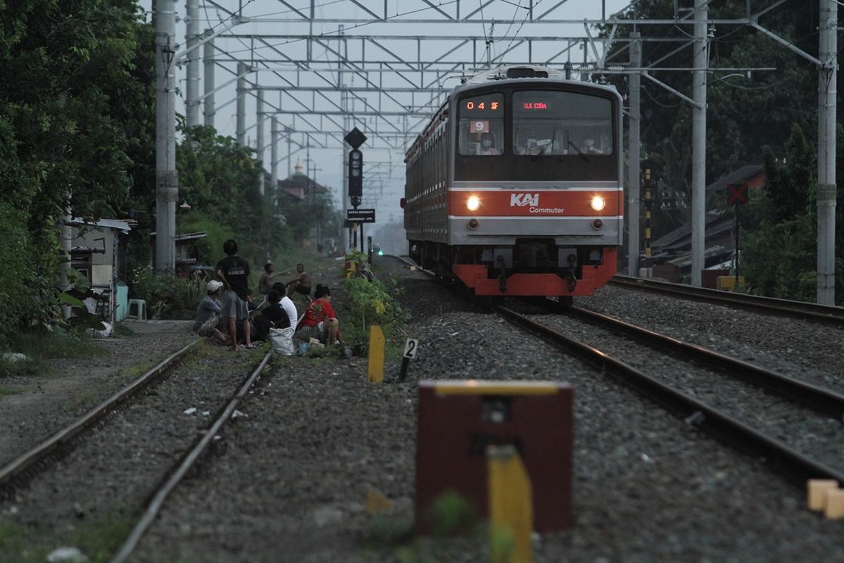 Kereta Rel Listrik atau KRL rute Yogyakarta - Solo melintas di kawasan Lempuyangan, Yogyakarta, Kamis (4/2/2021). KRL Yogyakarta - Solo akan mulai beroperasi secara penuh pada tanggal 10 Februari 2021 dengan 20 perjalanan setiap hari menggantikan kereta lokal Prambanan Ekspres. ANTARA FOTO/Hendra Nurdiyansyah/rwa.
        