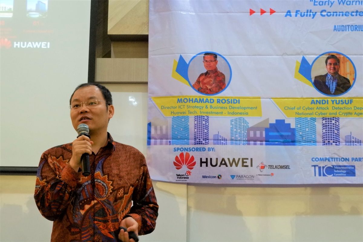 Zhangyizun (Director Delivery & Service Department, Huawei Indonesia) dalam salah satu sesi TechDay 2019 yang digelar Huawei Indonesia dan BSSN di 3 universitas; UI, ITB dan Telkom Bandung. 