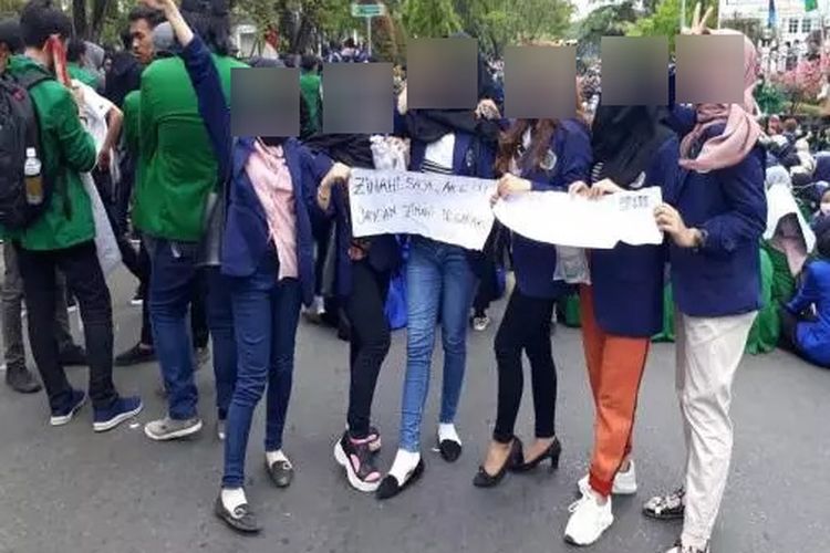 Foto ke 6 mahasiswi yang viral dan menuai kecaman dari pihak kampus Uniska.