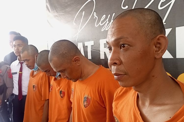 Polisi menangkap empat pelaku perampokan yang terjadi di Cibungbulang, Kabupaten Bogor, Jawa Barat. Kini keempat pelaku tersebut di tahan di Mapolres Bogor, Cibinong, Senin (23/9)2024).