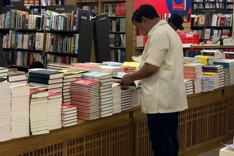 Calon presiden nomor urut 02 Prabowo Subianto menyempatkan berbelanja buku setelah melakukan pertemuan dengan Perdana Menteri Singapura, Lee Hsien Loong pada Senin (26/11/2018) di Singapura.