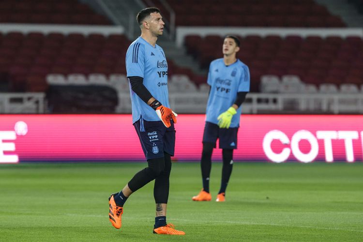 Penjaga gawang timnas Argentina,  Emiliano Martinez (kiri) melakukan sesi latihan di Stadion Utama Gelora Bung Karno, Jakarta, Minggu (18/6/2023). Timnas Indonesia bakal menjalani pertandingan melawan Argentina dalam FIFA Matchday edisi Juni 2023, Senin (19/6/2023).