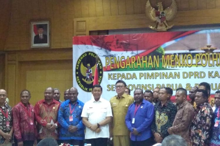 Jajaran DPRD Papua dan Papua Barat bertemu Menko Polhukam Wiranto di kantor Kemenko Polhukam, Jakarta Pusat, Selasa (24/9/2019).