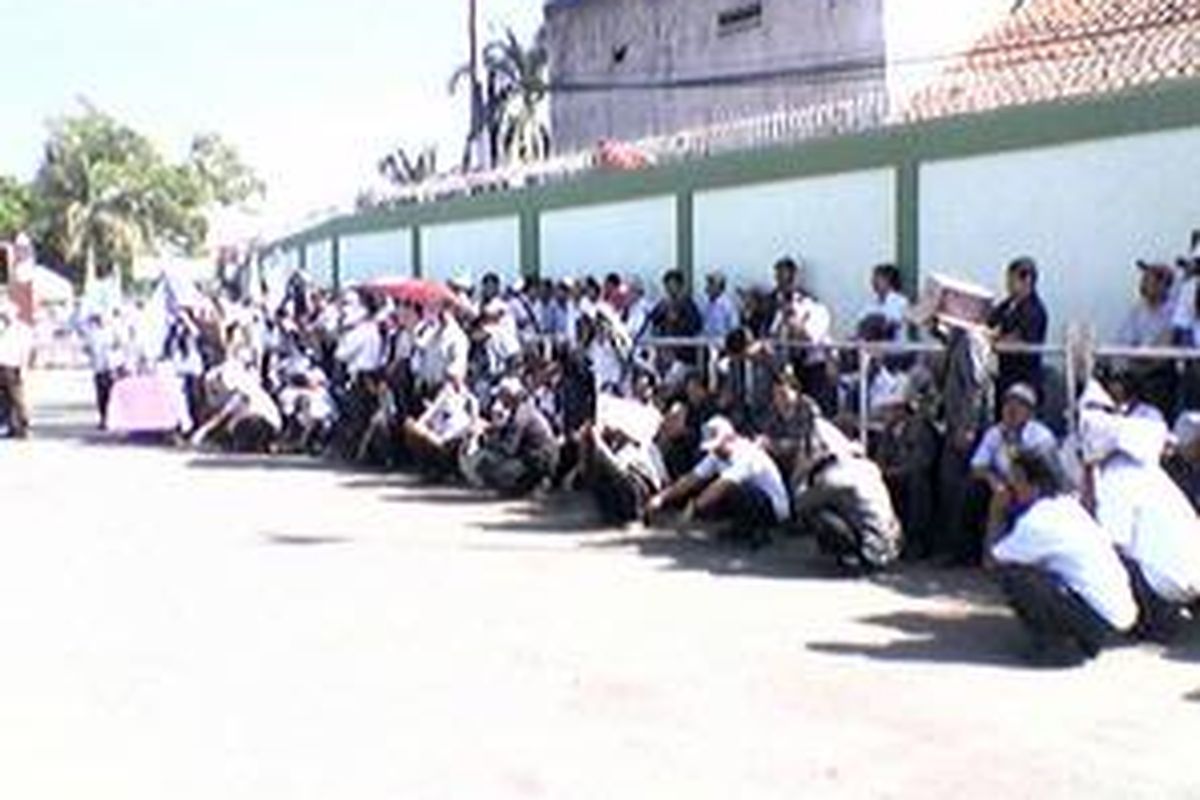 Ratusan buruh PT South Pasific Viscose mogok kerja menuntut kenaikan gaji di halaman pabrik di Kecamatan Babakan Cikao, Kabupaten Purwakarta, Senin (14/7).