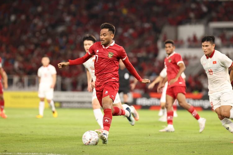 Aksi Saddil Ramdani (7) dalam laga leg pertama semifinal Piala AFF 2022 antara Indonesia vs Vietnam di Stadion Utama Gelora Bung Karno, Jumat (6/1/2023).