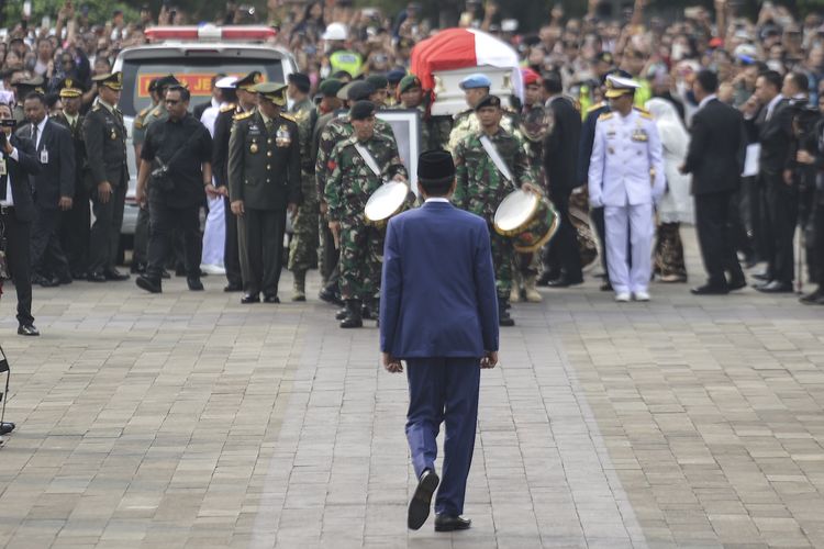 Presiden Joko Widodo berjalan menuju Prajurit TNI yang membawa peti jenazah Ibu Negara periode 2004-2014 Ani Yudhoyono saat tiba di Taman Makam Pahlawan Nasional Utama (TMP) Kalibata, Jakarta, Minggu (2/6/2019). ANTARA FOTO/Nova Wahyudi/hp.