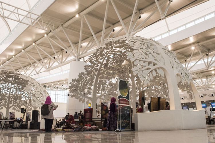 Suasana ruang tunggu pesawat di Bandara Internasional Jawa Barat (BIJB) Kertajati, Majalengka, Jawa Barat, Kamis (24/5/2018). BIJB merupakan bandara kedua terbesar di Indonesia setelah Bandara Internasional Soekarno-Hatta, Cengkareng yang memiliki luas lahan mencapai 1.800 hektar dan akan dioperasikan pada hari Kamis (24/5/2018).  