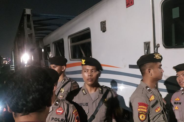 Kecelakaan kereta api Vs truk tronton di Jalan Madukoro Semarang, Jawa Tengah 