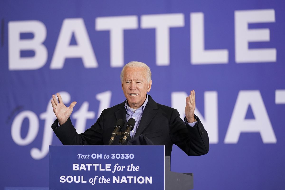 Kandidat presiden dari Partai Demokrat Joe Biden berbicara dalam kampanye di Bandara Burke-Lakefront Cleveland, pada 2 November 2020.