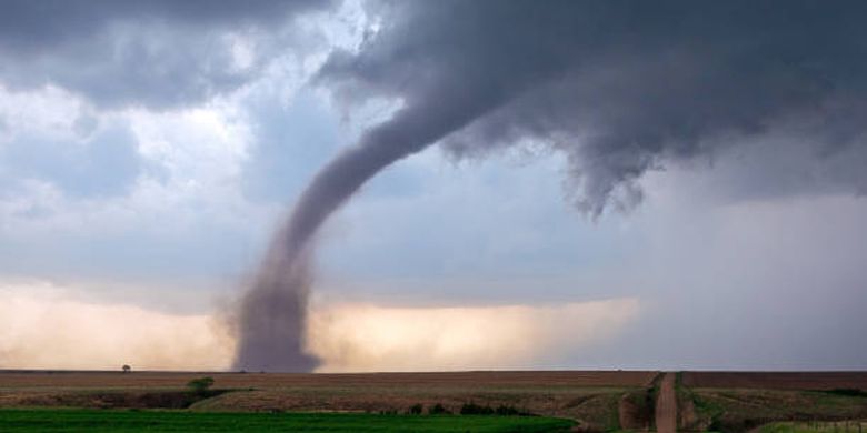 ilustrasi proses terbentuknya tornado.
