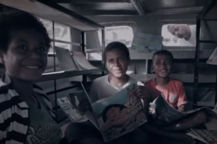 Anak-anak di Papua membaca di mobil pustaka Sahabat Anak.
