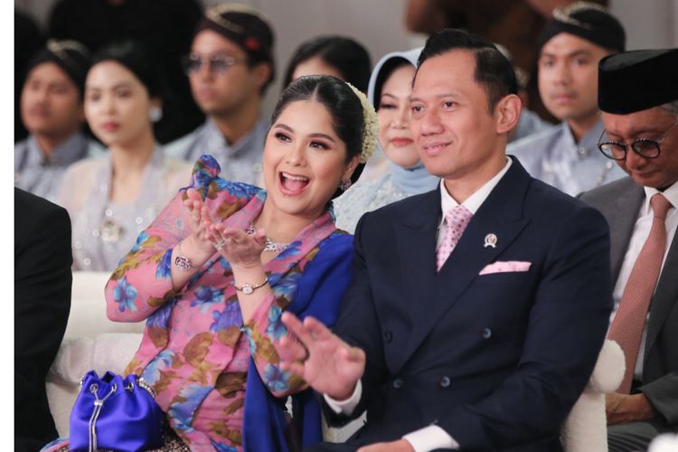 Gaya Annisa Pohan 2 bulan setelah melahirkan jadi sorotan. Tampil anggun dengan kebaya biru, makeup soft glam, dan heels senada.

