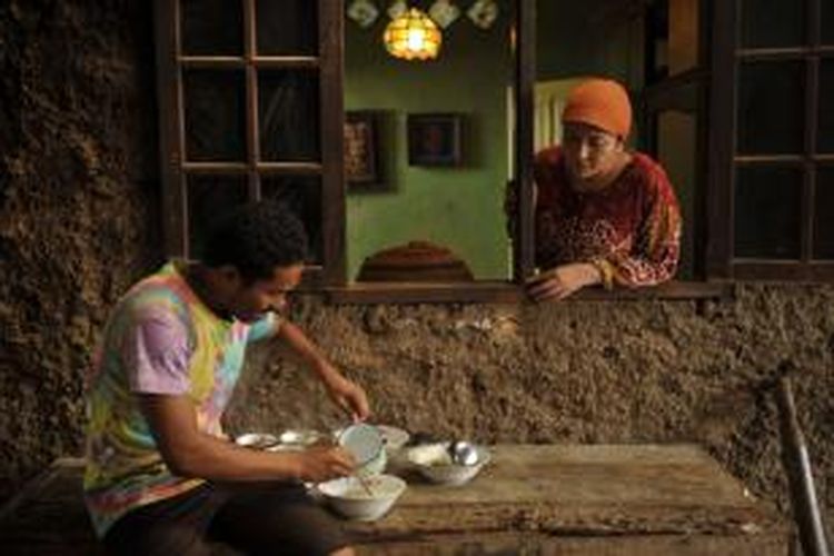 Jimmy Kobogau berperan sebagai Hans dan Dewi Irawan sebagai Mak dalam film Tabula Rasa