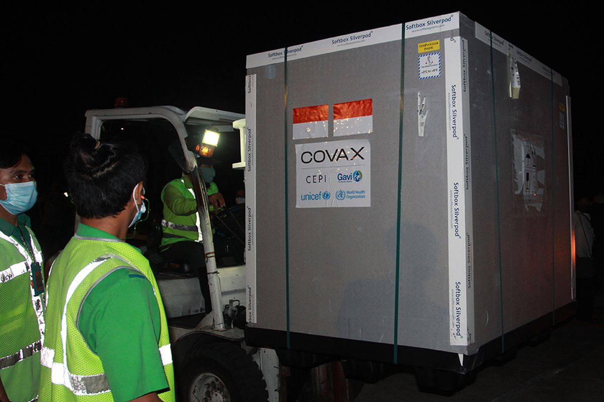 Pekerja kargo memasukan kontainer berisi vaksin Covid-19 AstraZeneca ke atas truk setibanya di Bandara Internasional Soekarno Hatta, Tangerang, Banten, Senin (8/3/2021). Sebanyak 1.113.600 vaksin virus corona (Covid-19) jadi asal perusahaan farmasi Inggris 'AstraZeneca' tiba di Indonesia melalui skema kerja sama multilateral Aliansi Global untuk Vaksin dan Imunisasi (GAVI) COVAX Facility yang selanjutkan akan diproses di Bio Farma, Kota Bandung.