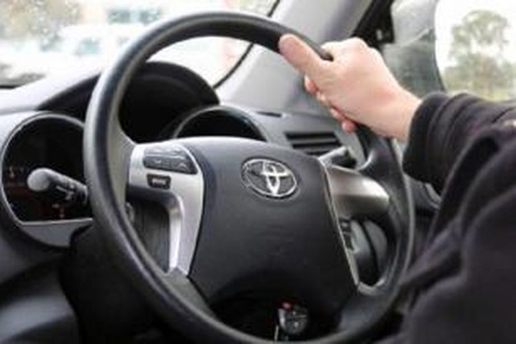 Berkendara sambil berbicara di telepon genggam tanpa alat hands-free akan dikenakan sanksi denda 250 dollar Australia.