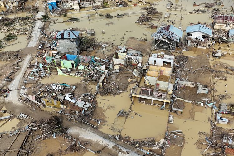 Foto udara kerusakan rumah warga pasca diterjang banjir bandang di Desa Kota Lintang, Kota Kuala Simpang, Kabupaten Aceh Tamiang, Aceh, Rabu  (3/12/2025). Bencana banjir bandang yang terjadi pada Rabu (26/11) berdampak rusaknya ribuan rumah, hilangnya harta benda, jalan lintas nasional terendam, 215.652 jiwa dari 53.835 kepala keluarga terpaksa mengungsi dan 39 orang meninggal dunia. ANTARA FOTO/Syifa Yulinnas/nz.
