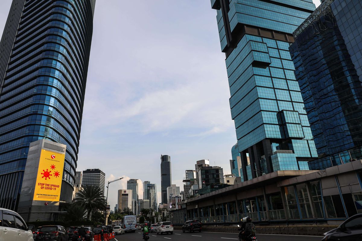 Langit biru terlihat dari Jalan Jenderal Sudirman, Jakarta, Rabu (8/4/2020). Sepinya aktivitas warga Ibu Kota karena pembatasan sosial membuat langit Jakarta cerah dengan tingkat polusi yang rendah.