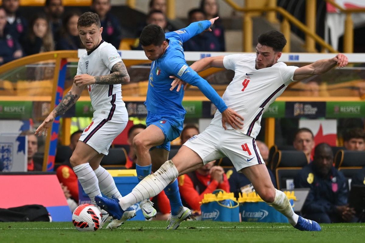 Aksi Kieran Trippier, Declan Rice, dan Matteo Pesina pada laga Grup 3 League A UEFA Nations League Inggris vs Italia, Minggu (12/6/2022) dini hari WIB.