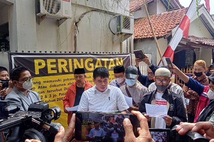 Puluhan massa yang merupakan korban investasi batubara milik Yusuf Mansur menggerebek kediaman Yusuf Mansur di Jalan Ketapang, Cipondoh, Kota Tangerang, Rabu (24/8/2022)