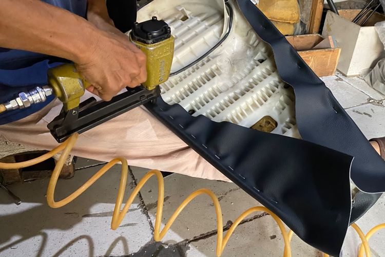 Selesai 20 Menit, Ini Biaya Servis Jok Motor sampai Pasang Latex