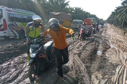 Longsor Tutup Badan Jalan, Jalur Aceh-Sumut Macet Parah