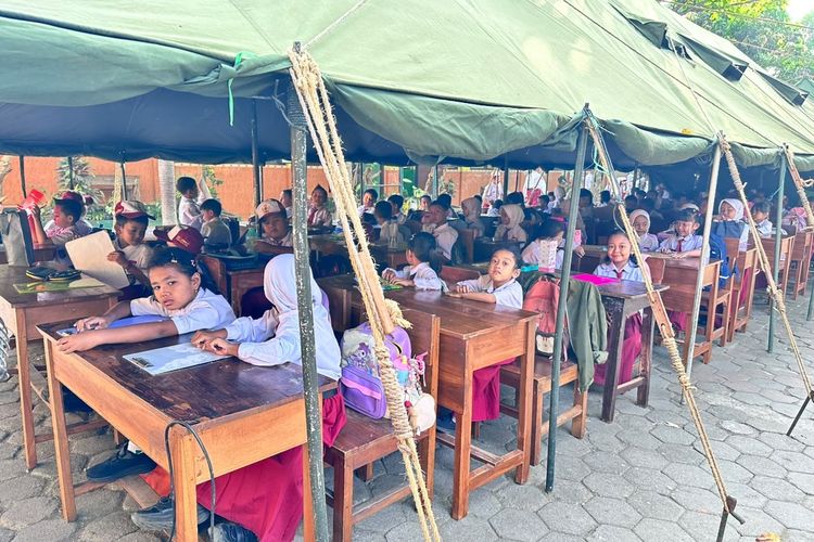 DPRD Kabupaten Malang Temukan Atap Ruang Kelas Ambrol, Siswa Belajar di Tenda