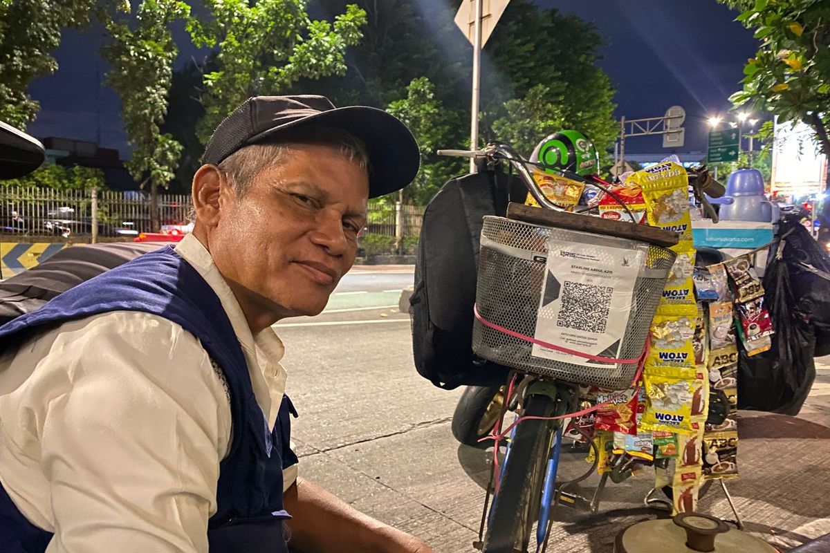 Pedagang Starbucks Keliling alias Starling bernama Abdul Azis (58) saat ditemui Kompas.com di Pejaten Barat, Pasar Minggu, Jakarta Selatan, Senin (20/1/2025).