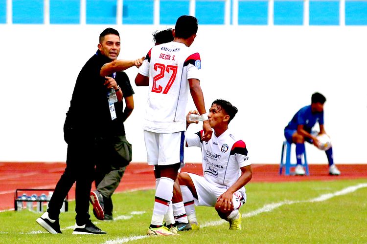 Pelatih Arema FC Javier Roca memberi instruksi pemain saat pertandingan pekan ke-13 Liga 1 2022-2023 melawan Persis Solo yang berakhir dengan skor 2-1 di Stadion Jatidiri Semarang, Minggu (11/12/2022) sore.