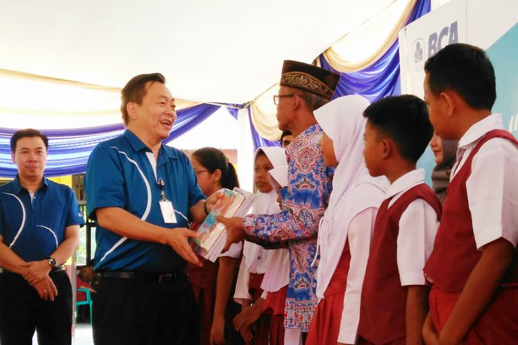 PT Bank Central Asia Tbk (BCA) membagikan buku bacaan dan melakukan kegiatan storytelling di Sekolah Dasar Negeri 7 Gadingrejo, Pringsewu, Lampung.