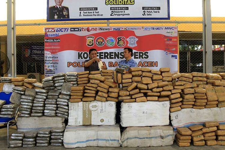 Tim Satuan Narkoba Polresta Banda Aceh merilis hasil penangkapan satu ton lebih ganja kering yang akan dikirm ke Jakarta dengan menggunakan truk, di Aceh, Kamis (23/5/2019). Penangkapan itu berhasil dilakukan pada Selasa (21/05/2019) di jalan lintas Banda AcehMeulaboh, tepatnya di kawasan Desa Lampisang, Kabupaten Aceh Besar, selain barang bukti polisi juga mengamankan tiga orang tersangka.