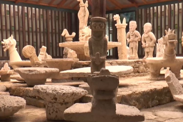 Ribuan koleksi artefak dari batu peninggalan sejarah budaya Nias masih tersimpan rapi dan utuh di Museum Pusaka Nias.