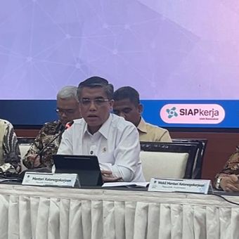 Menteri Ketenagakerjaan (Menaker) Yassierli (kanan) dan Wakil Menaker Afriasnyah Noor dalam konferensi pers di kantor Kementerian Ketenagakerjaan, Jakarta, Kamis (20/11/2025).