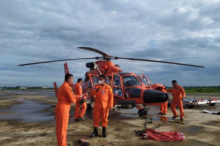 Petugas SAR tengah mempersiapkan helikopter untuk lakukan pencarian KM Putra Barokah yang hilang kontak di perairan Indramayu.