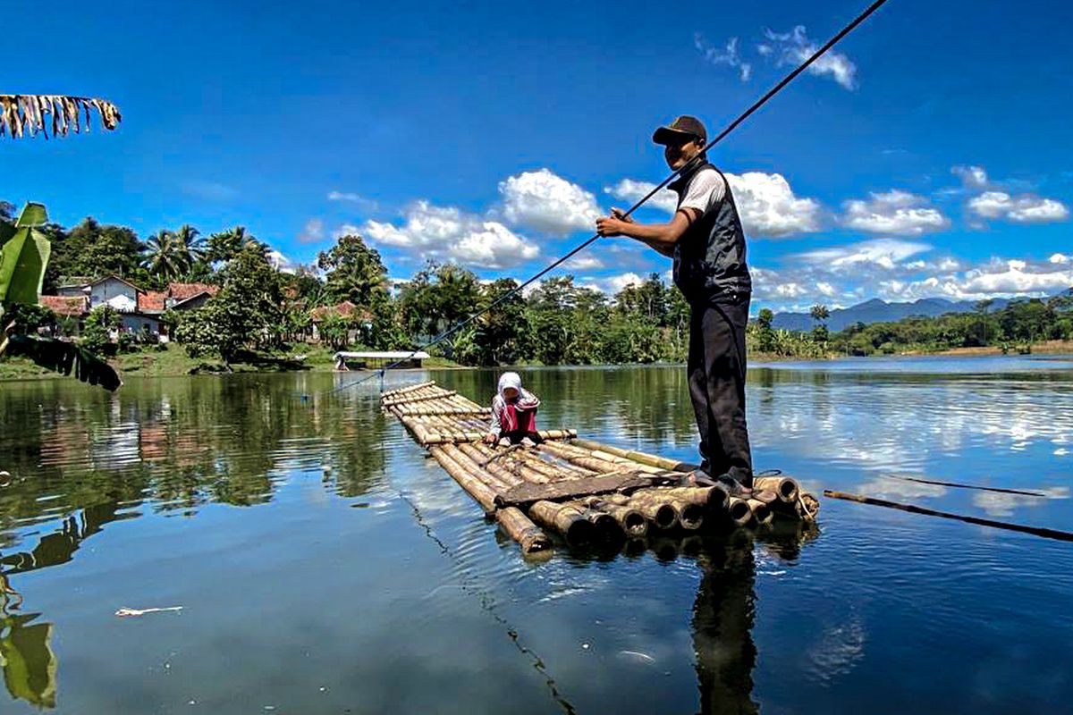 Rakit bambu penyebrangan yang menyambungkanKampung Sampora RW 08 dan Kampung Cijigud RW 02, Desa Karanganyar, Kecamatan Cililin, Kabupaten Bandung Barat (KBB), Jawa Barat, Selasa (27/5/2025).